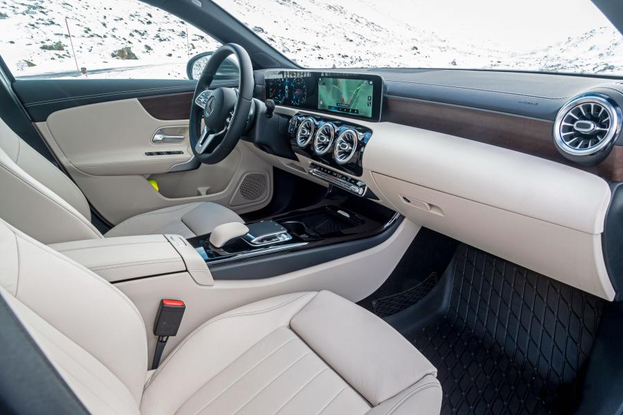 Интерьер Mercedes-Benz A250 4Matic (W177) 2018 года  (фото 8 из 16)